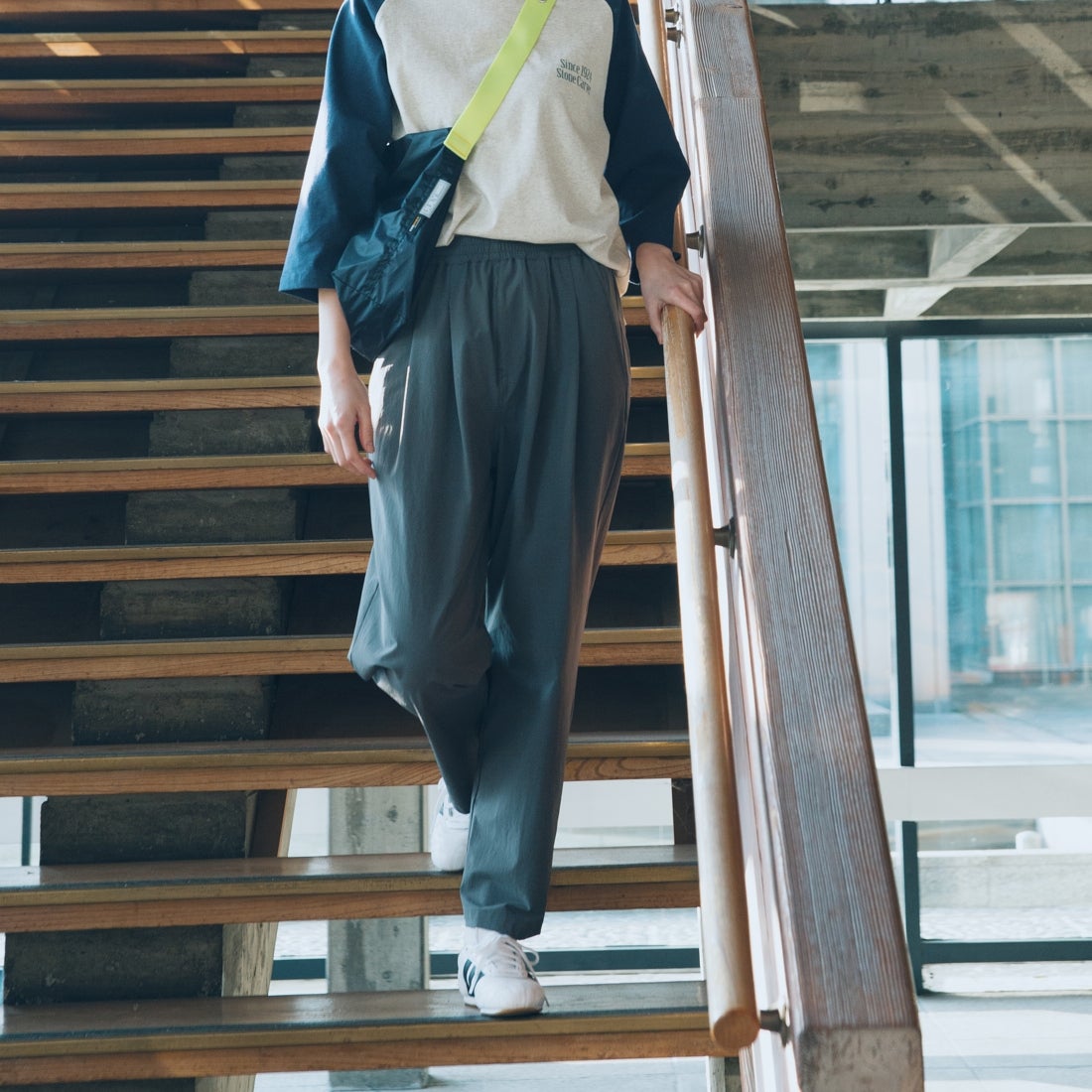 UNIVERSAL OVERALL [ユニバーサルオーバーオール] 別注 ストレッチナイロンイージーパンツ [U2513606IN-JF] CHARCOAL &&モデル身長：167cm 着用サイズ：F&&