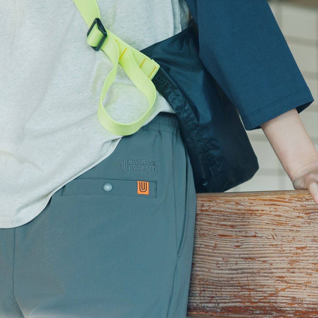 UNIVERSAL OVERALL [ユニバーサルオーバーオール] 別注 ストレッチナイロンイージーパンツ [U2513606IN-JF] CHARCOAL &&モデル身長：167cm 着用サイズ：F&&