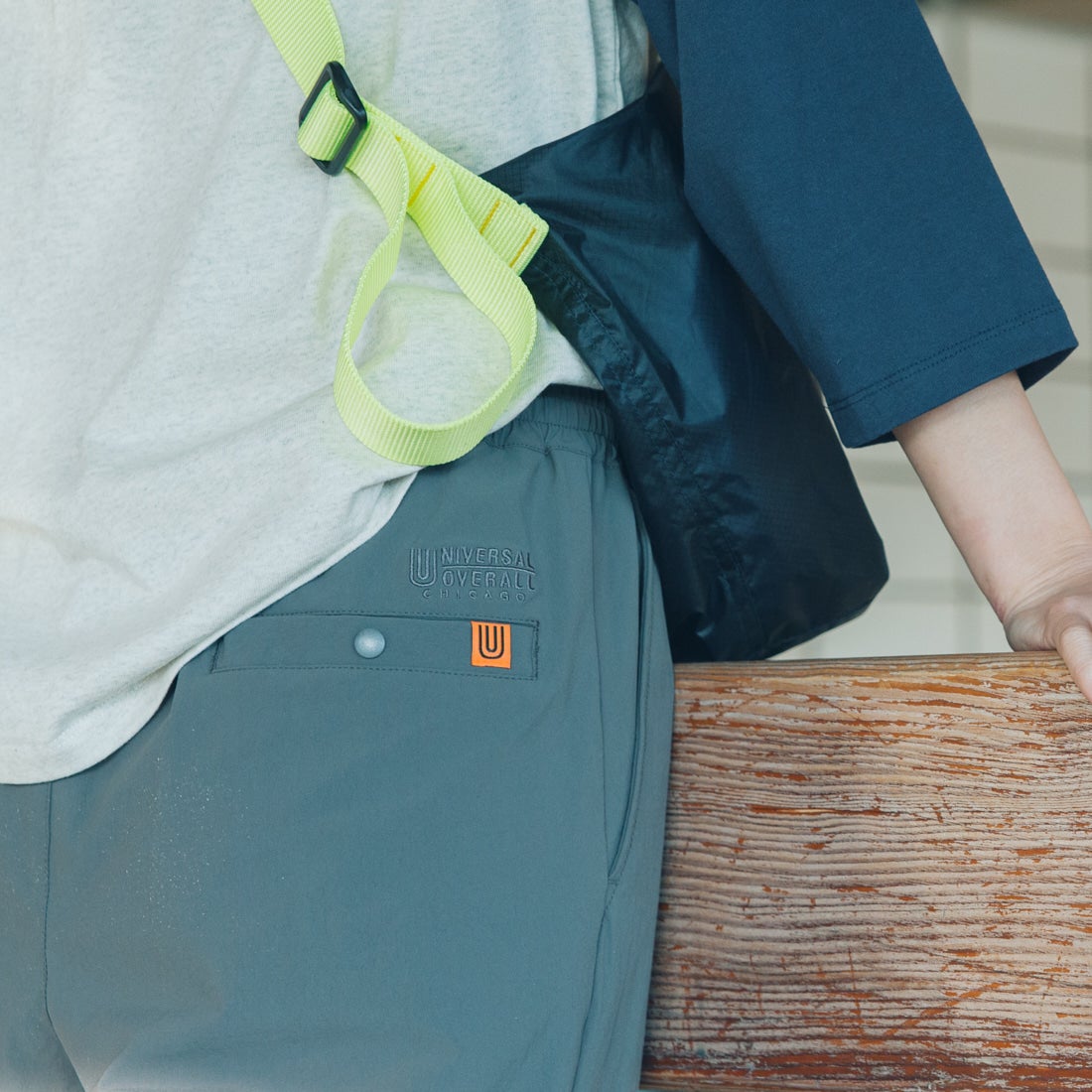 UNIVERSAL OVERALL [ユニバーサルオーバーオール] 別注 ストレッチナイロンイージーパンツ [U2513606IN-JF] CHARCOAL &&モデル身長：167cm 着用サイズ：F&&