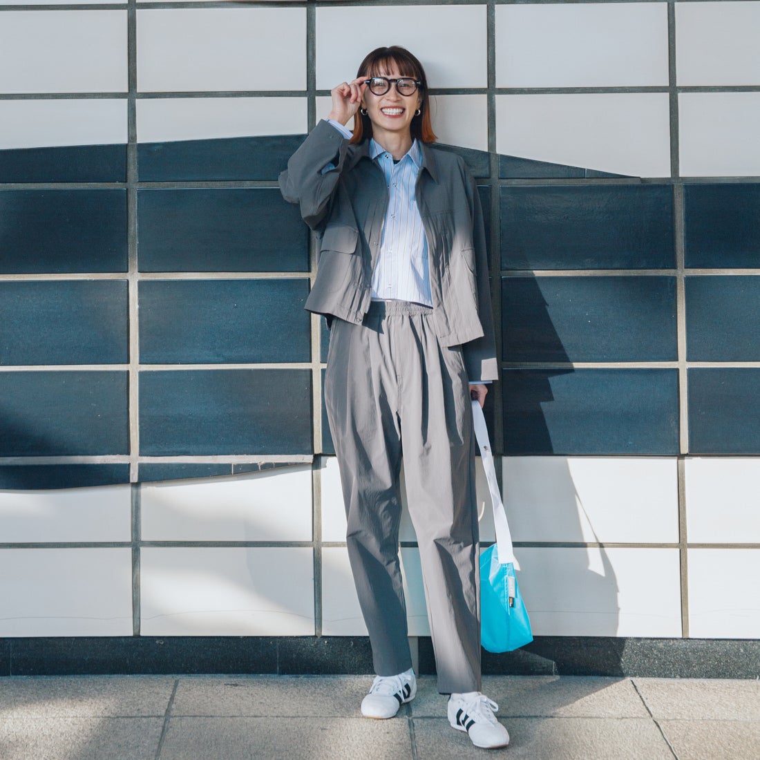 UNIVERSAL OVERALL [ユニバーサルオーバーオール] 別注 ストレッチナイロンイージーパンツ [U2513606IN-JF] CHARCOAL &&モデル身長：167cm 着用サイズ：F&&