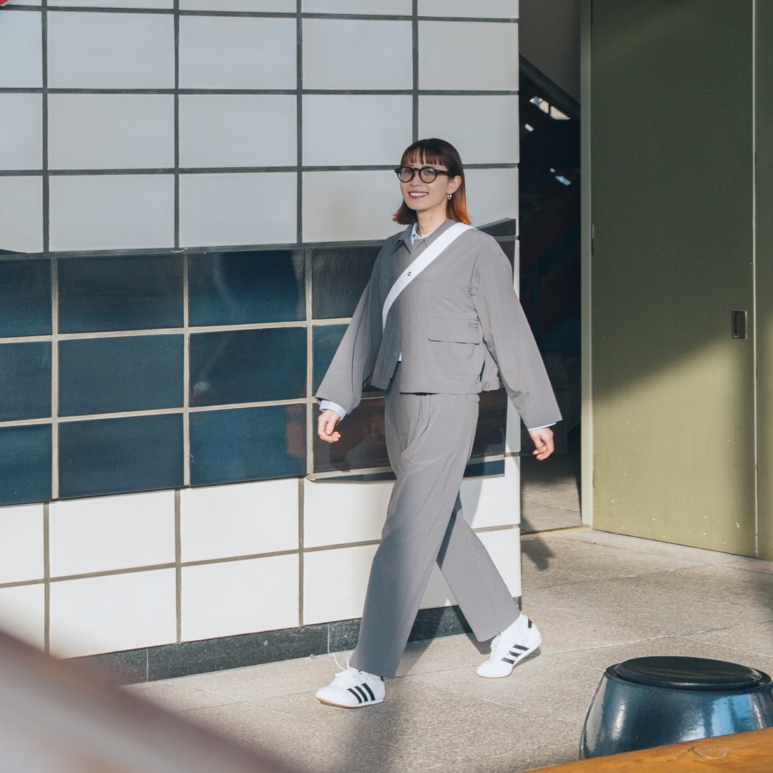 UNIVERSAL OVERALL [ユニバーサルオーバーオール] 別注 ストレッチナイロンイージーパンツ [U2513606IN-JF] CHARCOAL &&モデル身長：167cm 着用サイズ：F&&