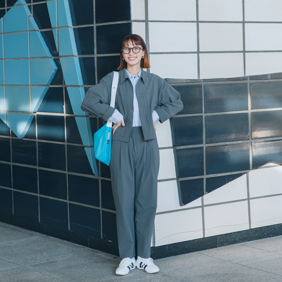 UNIVERSAL OVERALL [ユニバーサルオーバーオール] 別注 ストレッチナイロンイージーパンツ [U2513606IN-JF] CHARCOAL &&モデル身長：167cm 着用サイズ：F&&