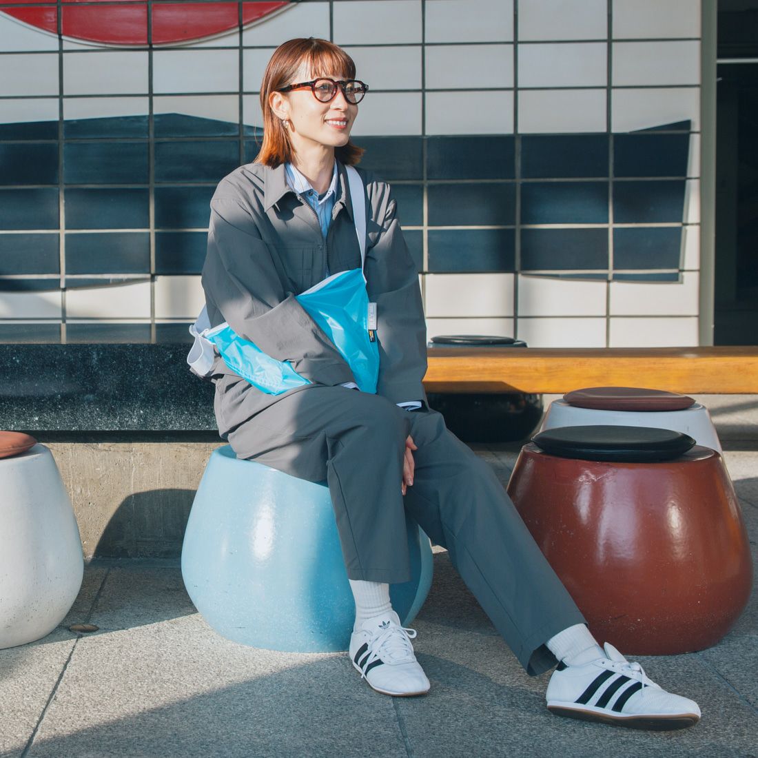 UNIVERSAL OVERALL [ユニバーサルオーバーオール] 別注 ストレッチナイロンイージーパンツ [U2513606IN-JF] CHARCOAL &&モデル身長：167cm 着用サイズ：F&&