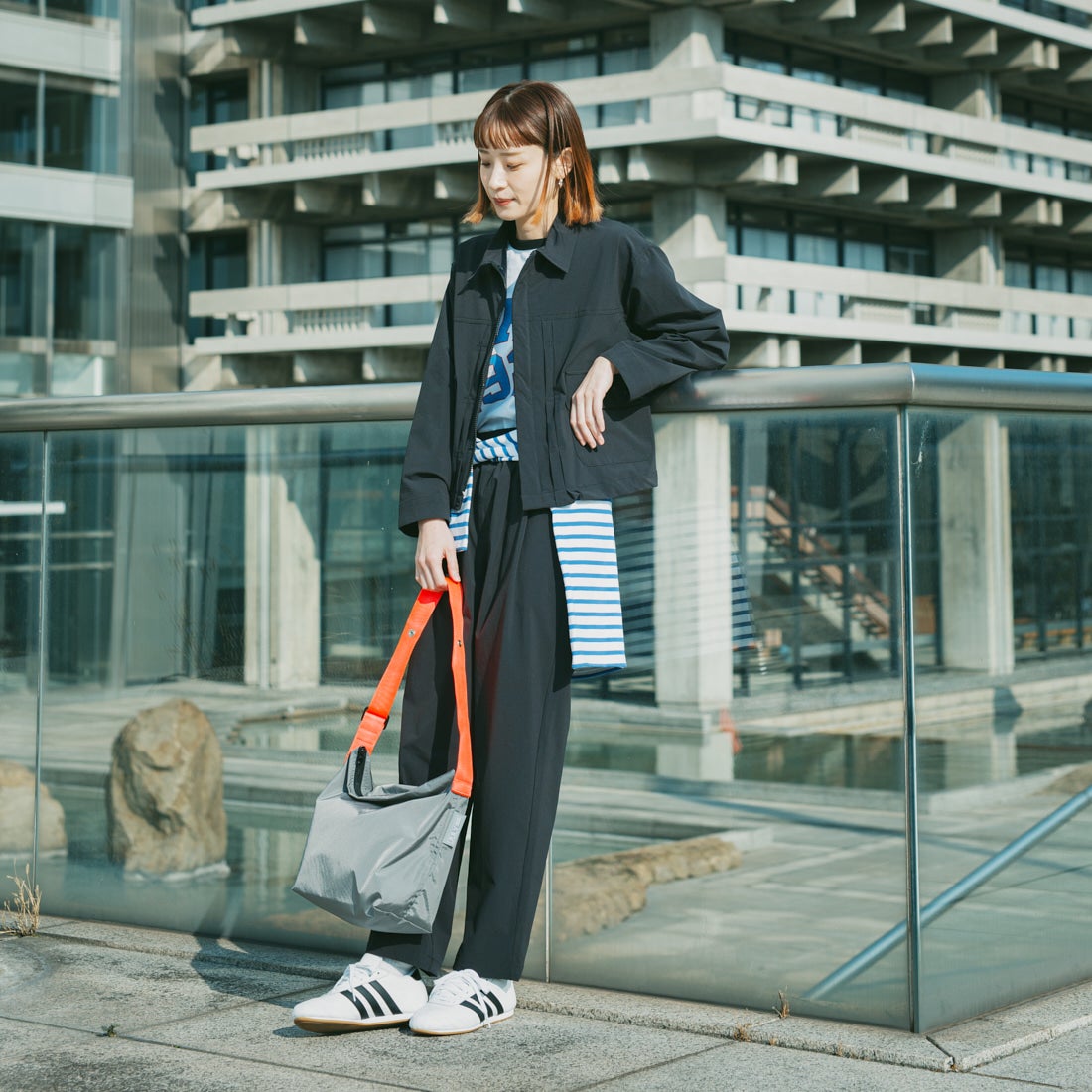 UNIVERSAL OVERALL [ユニバーサルオーバーオール] 別注 ストレッチナイロンイージーパンツ [U2513606IN-JF] BLACK &&モデル身長：167cm 着用サイズ：F&&