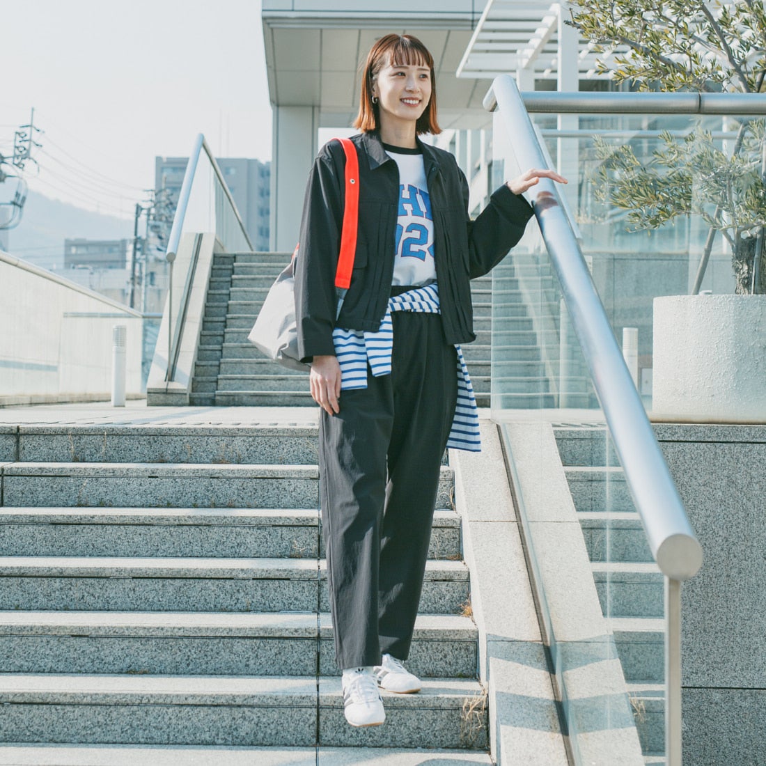 UNIVERSAL OVERALL [ユニバーサルオーバーオール] 別注 ストレッチナイロンイージーパンツ [U2513606IN-JF] BLACK &&モデル身長：167cm 着用サイズ：F&&