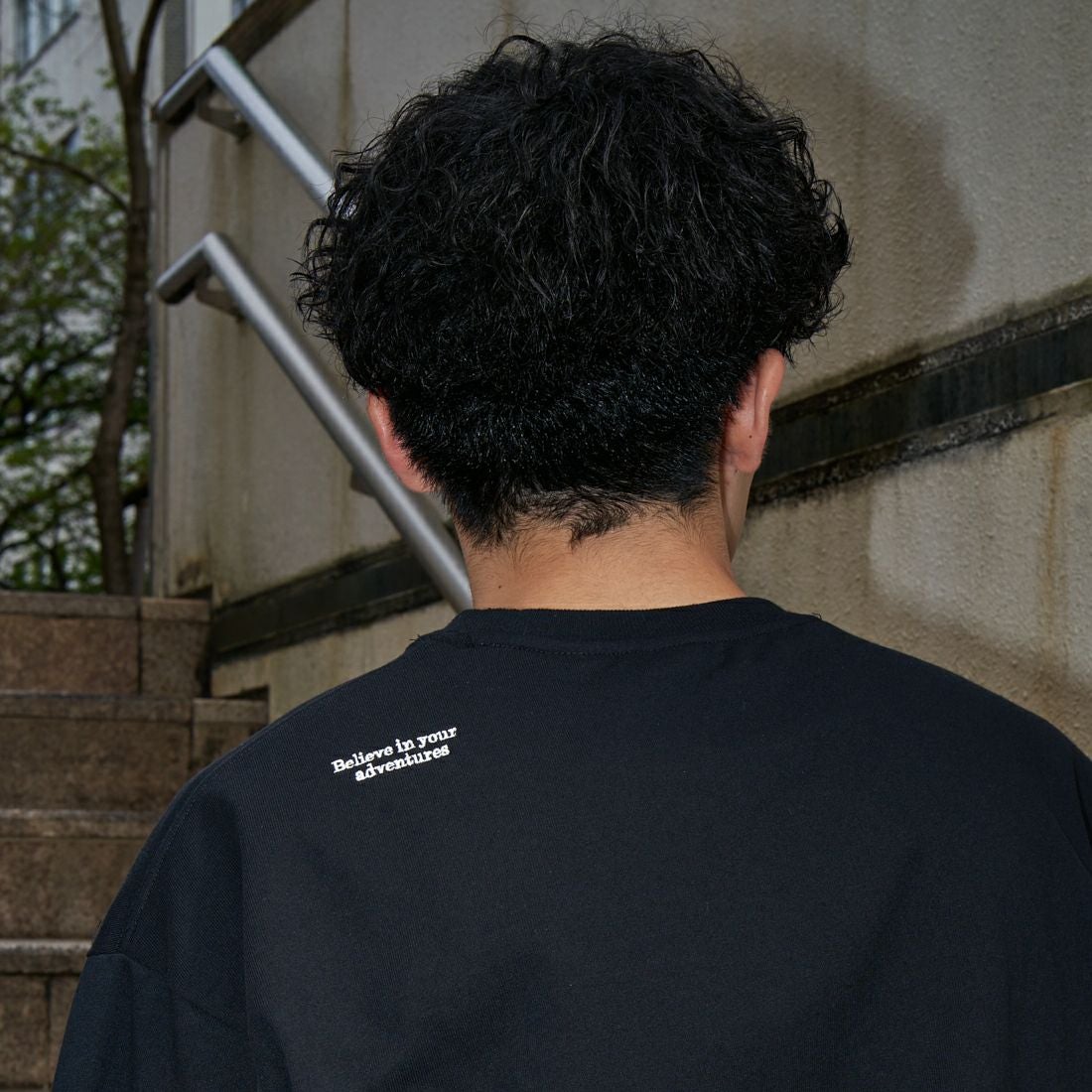 JEANSFACTORY × NANGA [ジーンズファクトリー × ナンガ] 別注 ルーズフィット ドローコードポケットTシャツ [NW25SS-JF5] BLACK &&モデル身長：168cm 着用サイズ：M&&