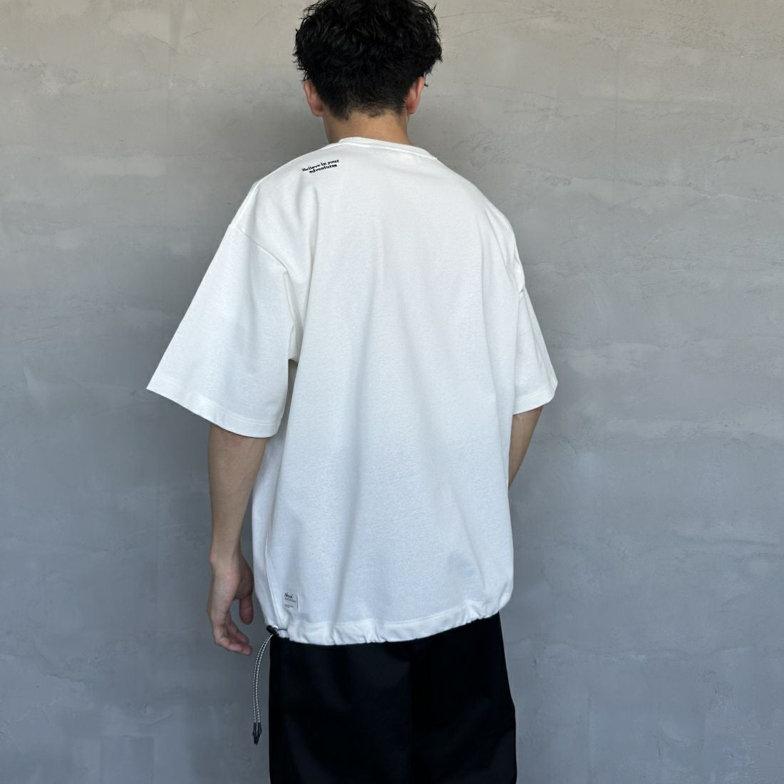 JEANSFACTORY × NANGA [ジーンズファクトリー × ナンガ] 別注 ルーズフィット ドローコードポケットTシャツ [NW25SS-JF5] WHITE &&モデル身長：168cm 着用サイズ：M&&