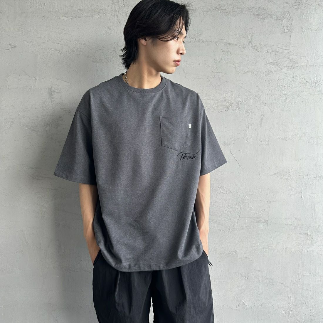 JEANSFACTORY × NANGA [ジーンズファクトリー × ナンガ] 別注 ルーズフィット ドローコードポケットTシャツ [NW25SS-JF5] CHARCOAL &&モデル身長：179cm 着用サイズ：L&&