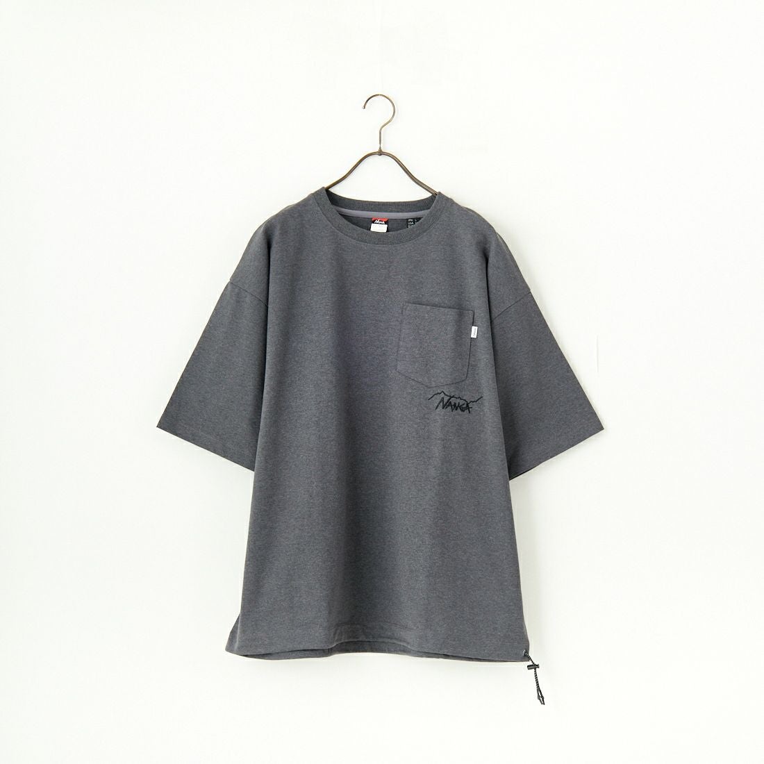 JEANSFACTORY × NANGA [ジーンズファクトリー × ナンガ] 別注 ルーズフィット ドローコードポケットTシャツ [NW25SS-JF5] CHARCOAL