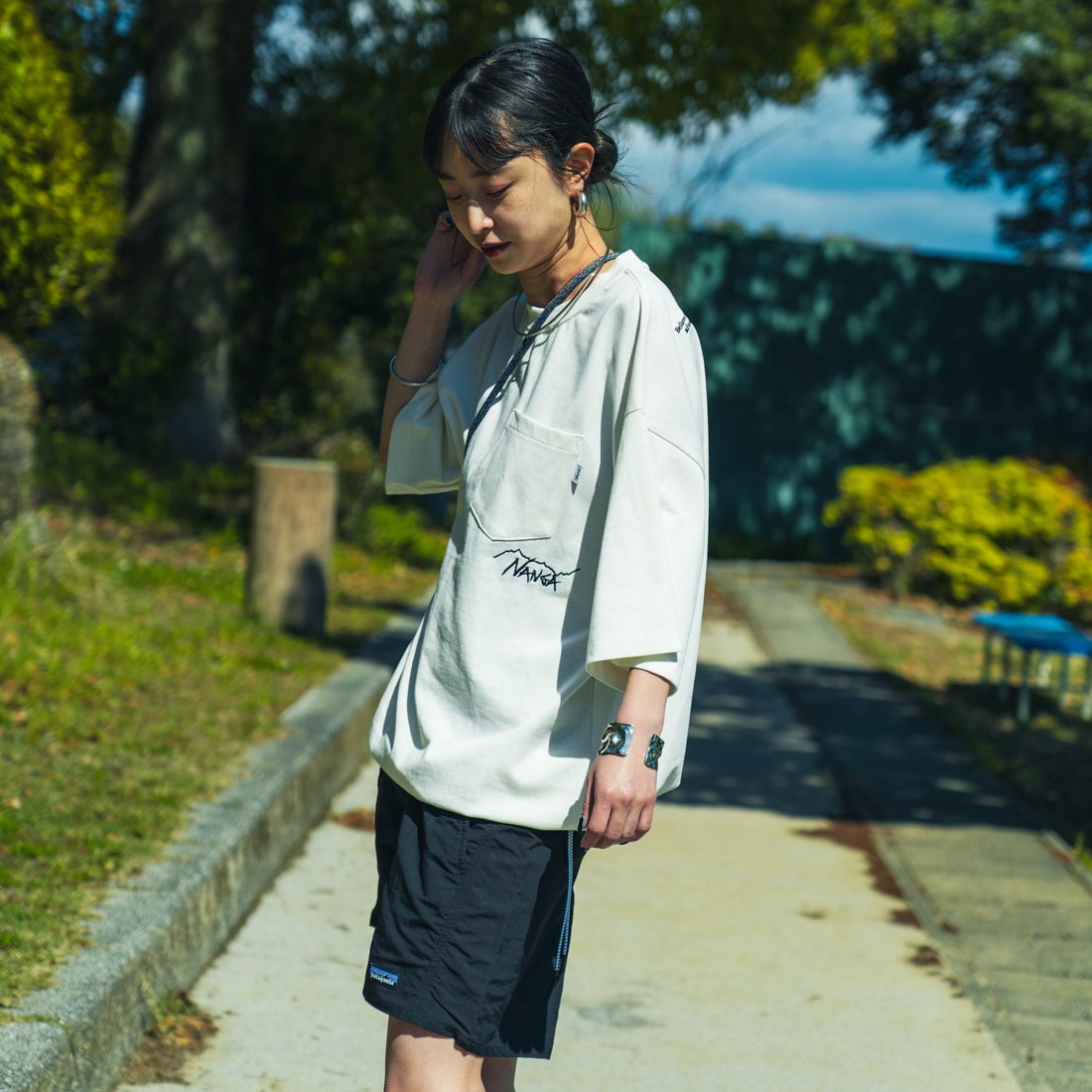 JEANSFACTORY × NANGA [ジーンズファクトリー × ナンガ] 別注 ルーズフィット ドローコードポケットTシャツ [NW25SS-JF5] WHITE &&モデル身長：150cm 着用サイズ：S&&