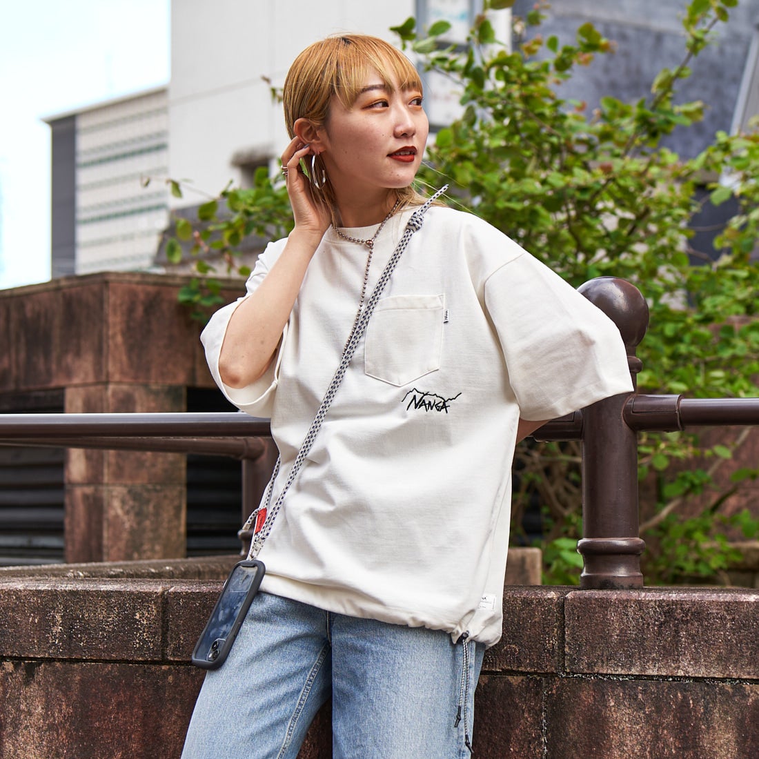 JEANSFACTORY × NANGA [ジーンズファクトリー × ナンガ] 別注 ルーズフィット ドローコードポケットTシャツ [NW25SS-JF5] WHITE &&モデル身長：156cm 着用サイズ：S&&