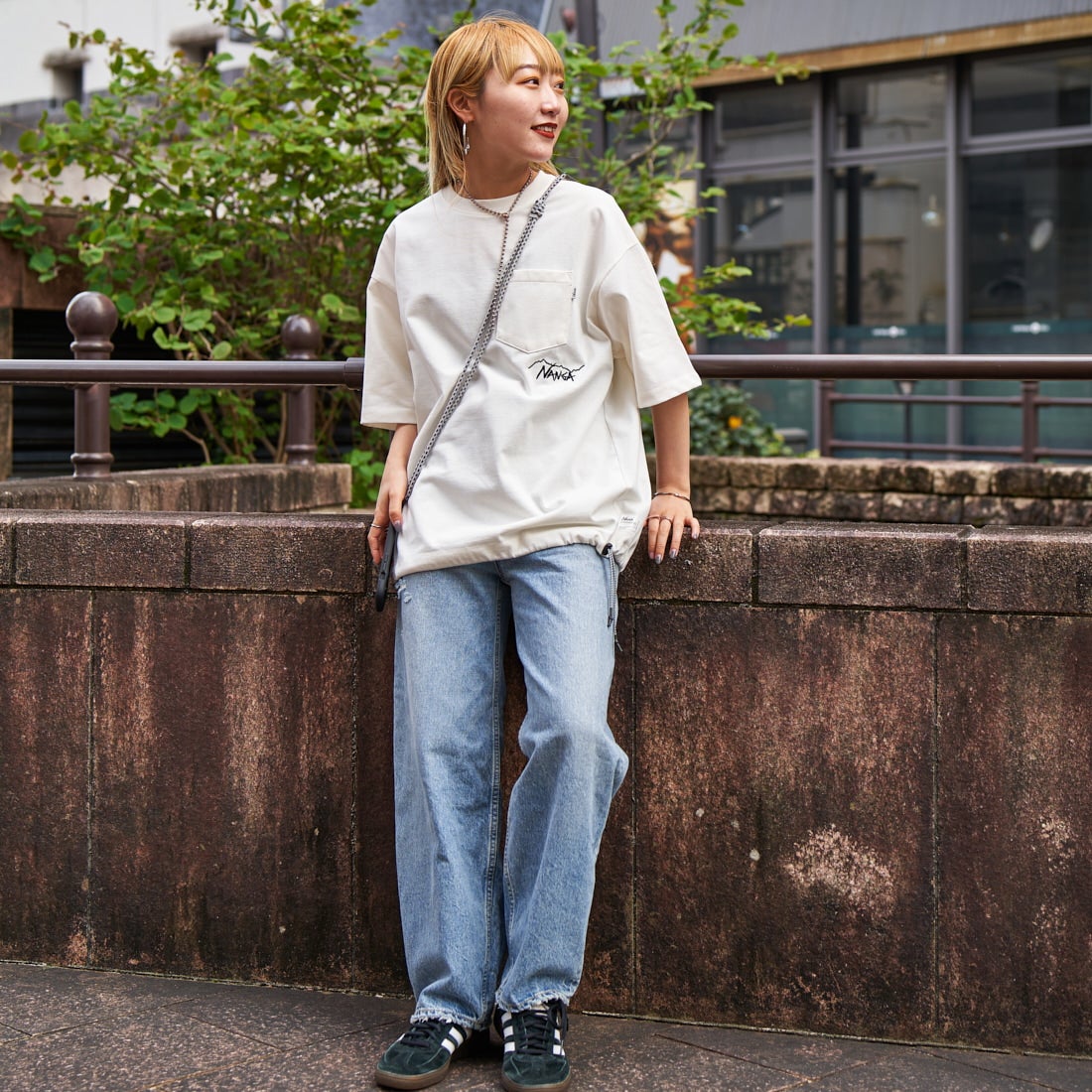 JEANSFACTORY × NANGA [ジーンズファクトリー × ナンガ] 別注 ルーズフィット ドローコードポケットTシャツ [NW25SS-JF5] WHITE &&モデル身長：156cm 着用サイズ：S&&