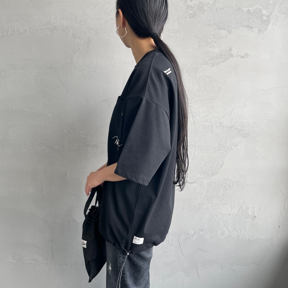 JEANSFACTORY × NANGA [ジーンズファクトリー × ナンガ] 別注 ルーズフィット ドローコードポケットTシャツ [NW25SS-JF5] BLACK &&モデル身長：156cm 着用サイズ：S&&