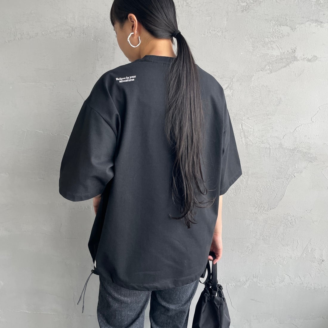 JEANSFACTORY × NANGA [ジーンズファクトリー × ナンガ] 別注 ルーズフィット ドローコードポケットTシャツ [NW25SS-JF5] BLACK &&モデル身長：156cm 着用サイズ：S&&