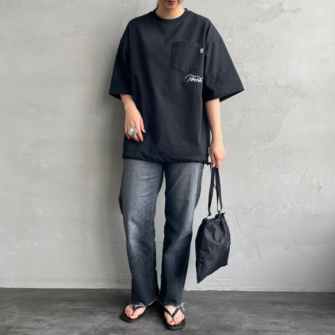 JEANSFACTORY × NANGA [ジーンズファクトリー × ナンガ] 別注 ルーズフィット ドローコードポケットTシャツ [NW25SS-JF5] BLACK &&モデル身長：156cm 着用サイズ：S&&
