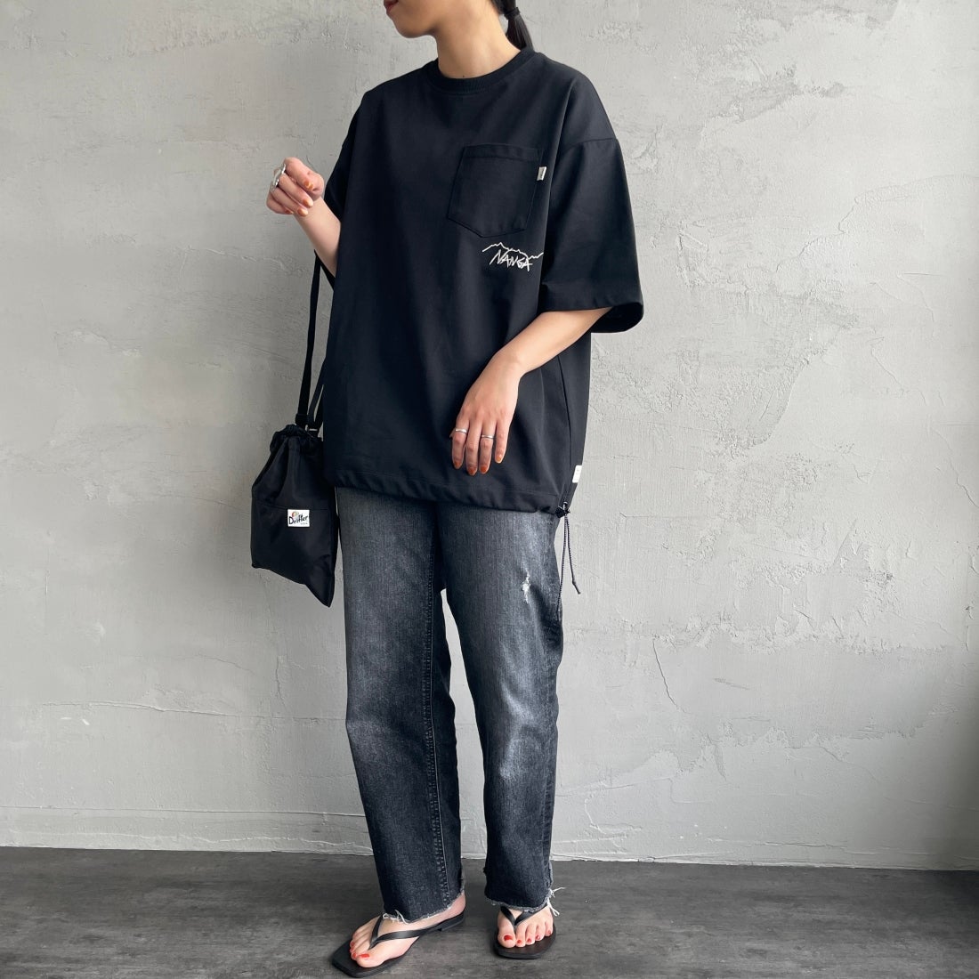JEANSFACTORY × NANGA [ジーンズファクトリー × ナンガ] 別注 ルーズフィット ドローコードポケットTシャツ [NW25SS-JF5] BLACK &&モデル身長：156cm 着用サイズ：S&&