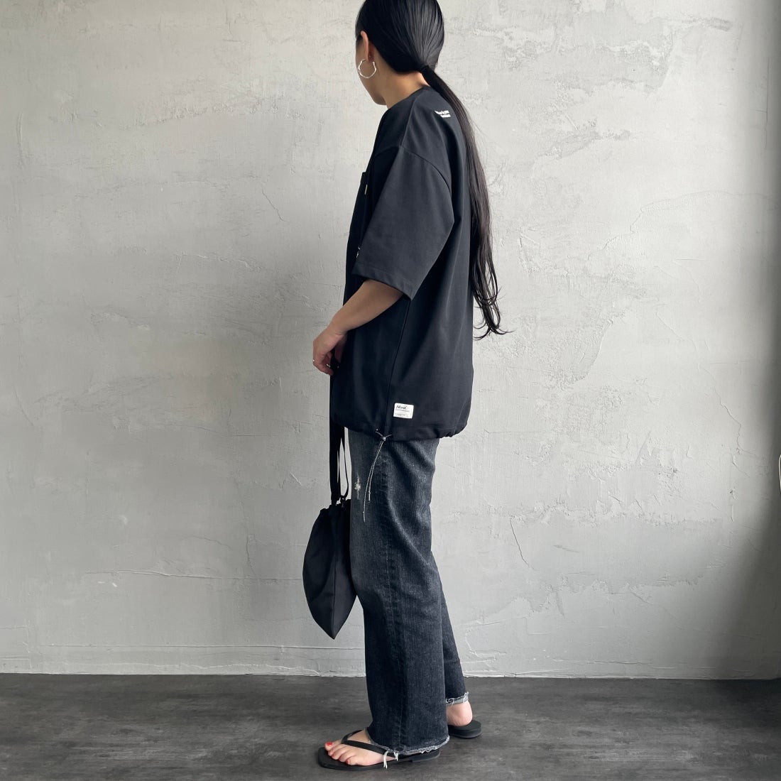 JEANSFACTORY × NANGA [ジーンズファクトリー × ナンガ] 別注 ルーズフィット ドローコードポケットTシャツ [NW25SS-JF5] BLACK &&モデル身長：156cm 着用サイズ：S&&