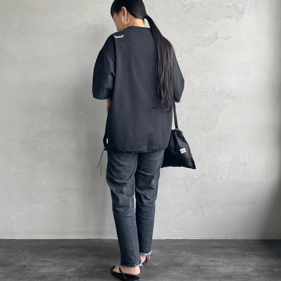 JEANSFACTORY × NANGA [ジーンズファクトリー × ナンガ] 別注 ルーズフィット ドローコードポケットTシャツ [NW25SS-JF5] BLACK &&モデル身長：156cm 着用サイズ：S&&