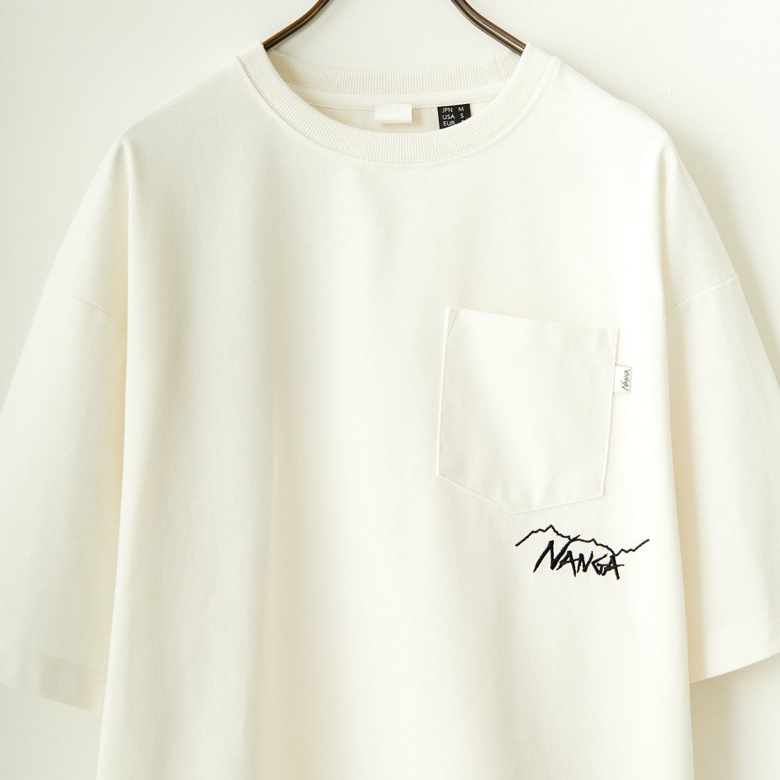 JEANSFACTORY × NANGA [ジーンズファクトリー × ナンガ] 別注 ルーズフィット ドローコードポケットTシャツ [NW25SS-JF5] WHITE