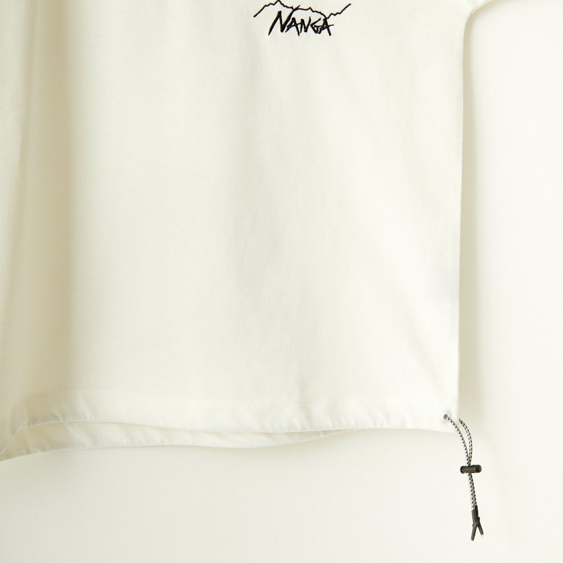 JEANSFACTORY × NANGA [ジーンズファクトリー × ナンガ] 別注 ルーズフィット ドローコードポケットTシャツ [NW25SS-JF5] WHITE