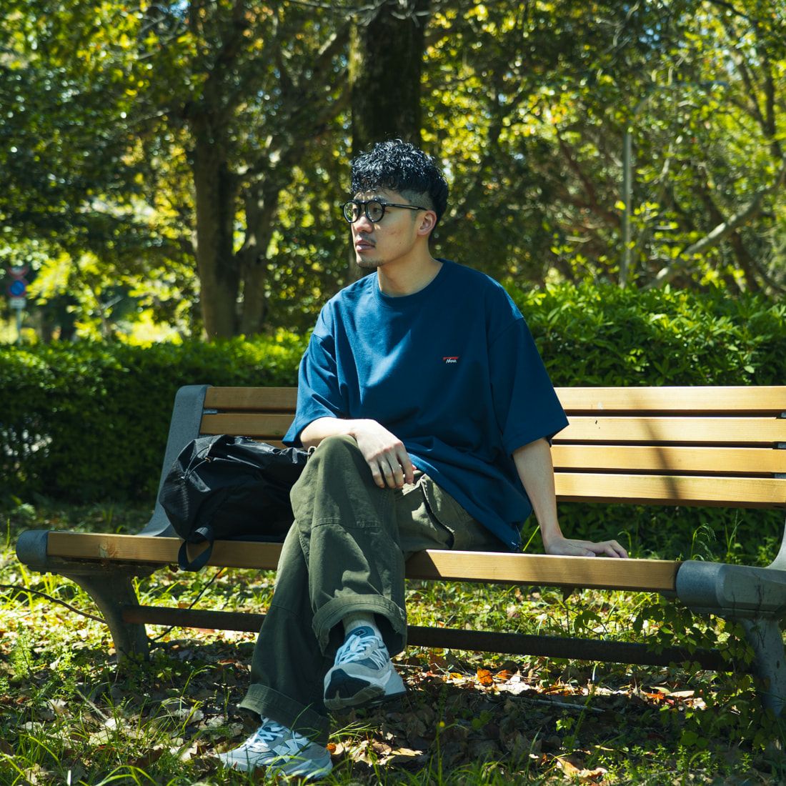 JEANSFACTORY × NANGA [ジーンズファクトリー × ナンガ] 別注 ワンポイントロゴ刺繍 ルーズフィットドローコードTシャツ [NW25SS-JF4] NAVY &&モデル身長：168cm 着用サイズ：L&&