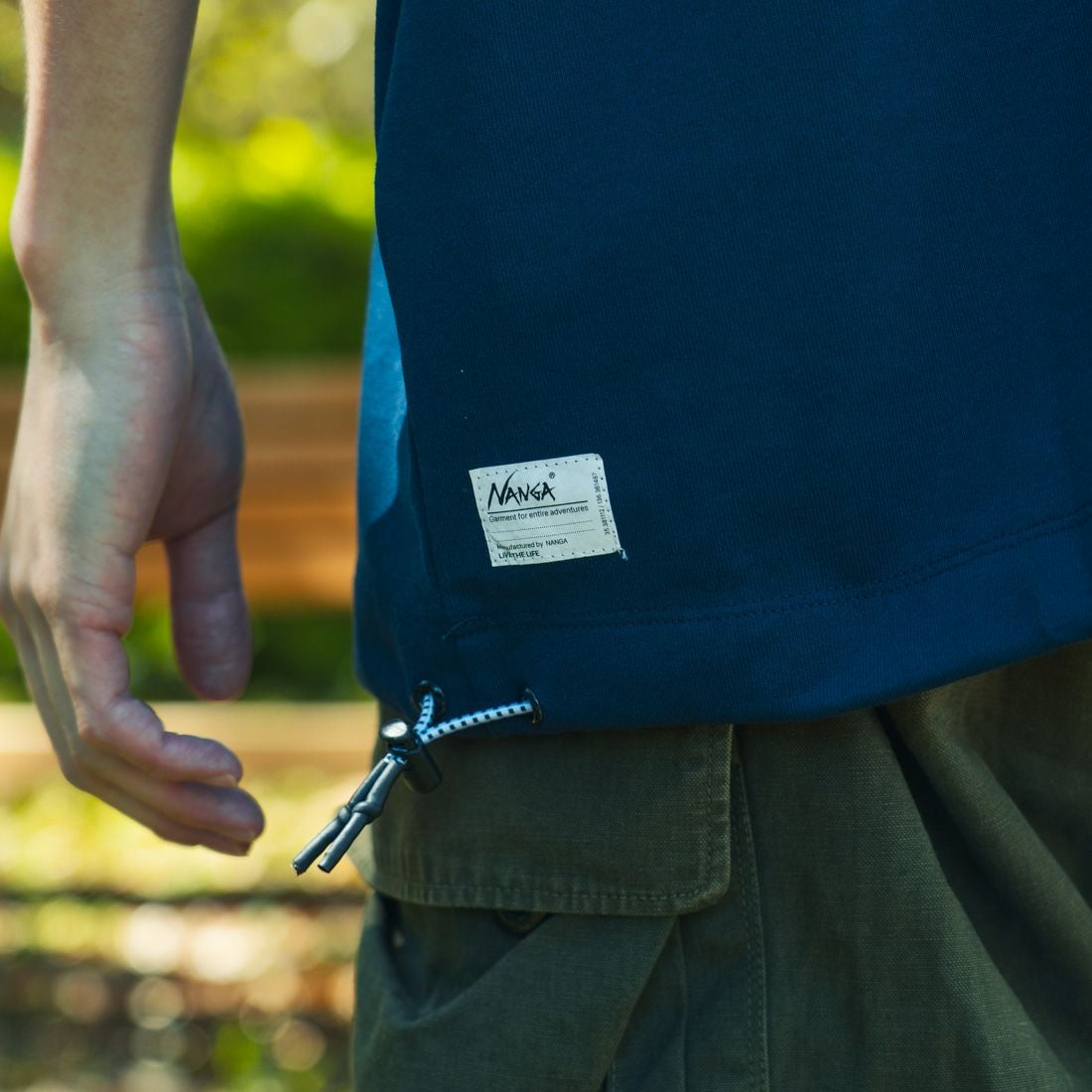 JEANSFACTORY × NANGA [ジーンズファクトリー × ナンガ] 別注 ワンポイントロゴ刺繍 ルーズフィットドローコードTシャツ [NW25SS-JF4] NAVY