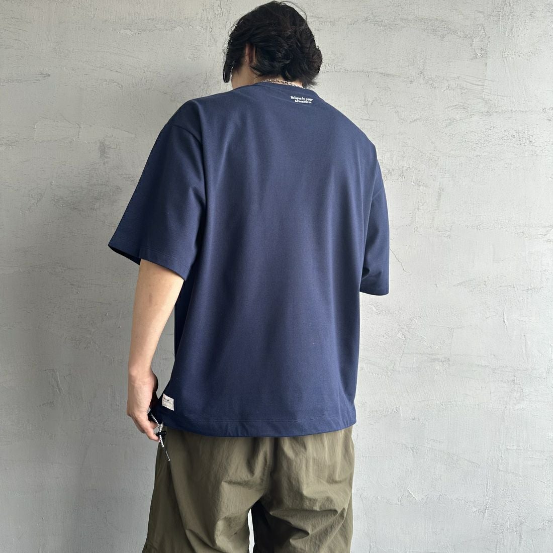 JEANSFACTORY × NANGA [ジーンズファクトリー × ナンガ] 別注 ワンポイントロゴ刺繍 ルーズフィットドローコードTシャツ [NW25SS-JF4] NAVY &&モデル身長：179cm 着用サイズ：L&&