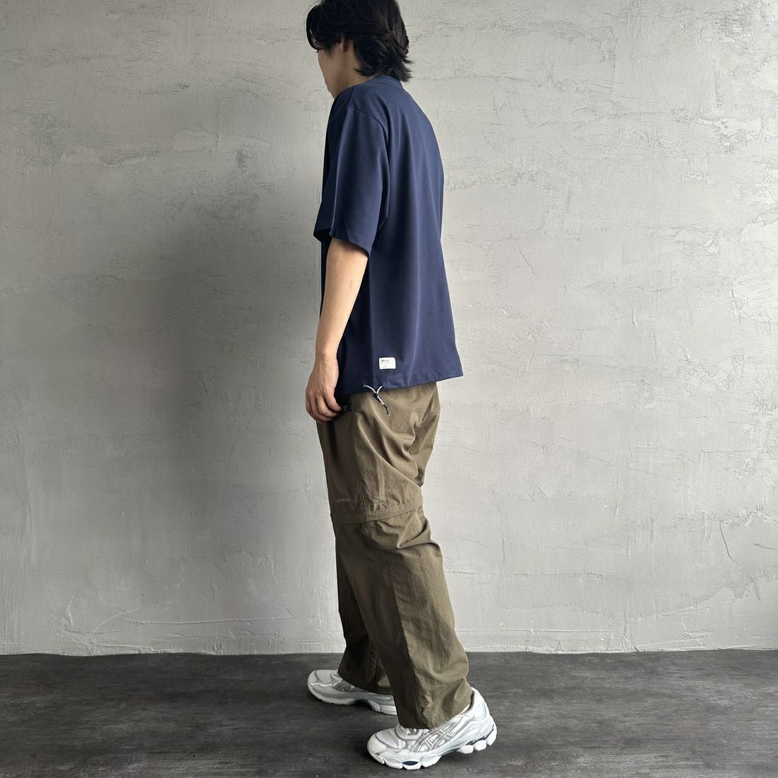 JEANSFACTORY × NANGA [ジーンズファクトリー × ナンガ] 別注 ワンポイントロゴ刺繍 ルーズフィットドローコードTシャツ [NW25SS-JF4] NAVY &&モデル身長：179cm 着用サイズ：L&&