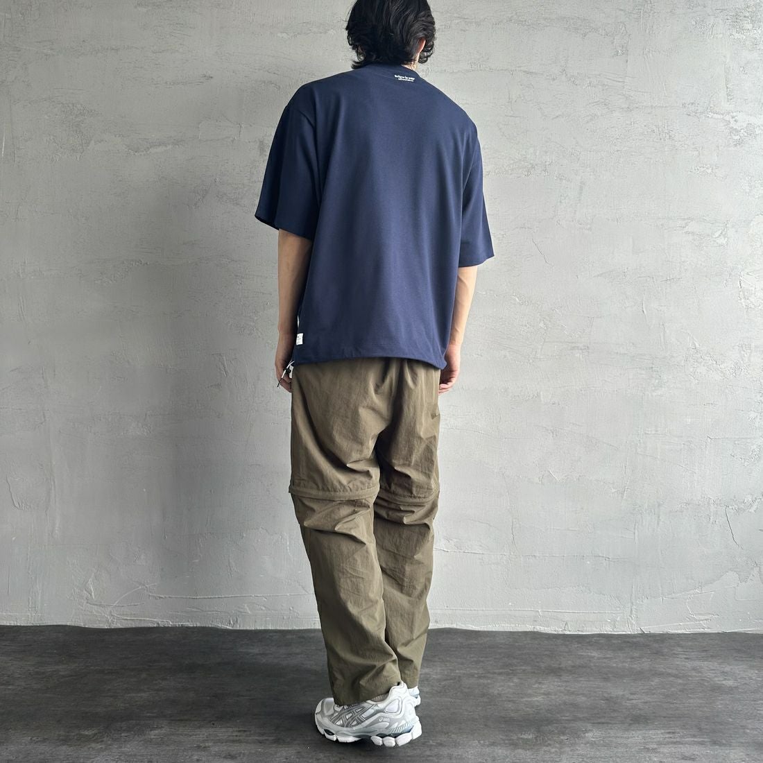 JEANSFACTORY × NANGA [ジーンズファクトリー × ナンガ] 別注 ワンポイントロゴ刺繍 ルーズフィットドローコードTシャツ [NW25SS-JF4] NAVY &&モデル身長：179cm 着用サイズ：L&&