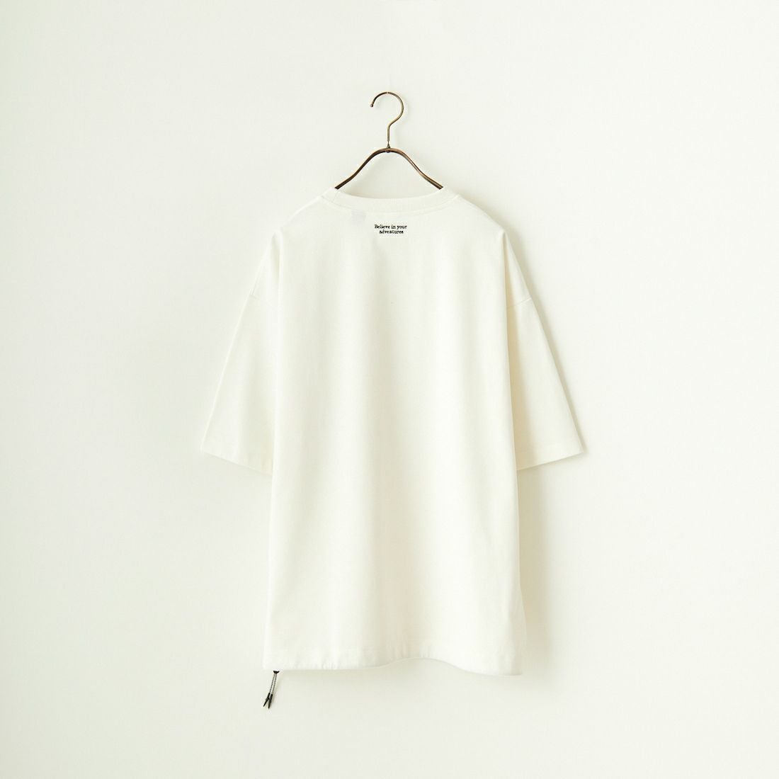 JEANSFACTORY × NANGA [ジーンズファクトリー × ナンガ] 別注 ワンポイントロゴ刺繍 ルーズフィットドローコードTシャツ [NW25SS-JF4] WHITE