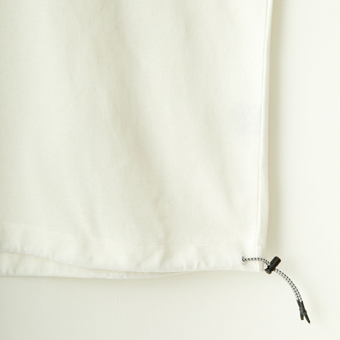 JEANSFACTORY × NANGA [ジーンズファクトリー × ナンガ] 別注 ワンポイントロゴ刺繍 ルーズフィットドローコードTシャツ [NW25SS-JF4] WHITE