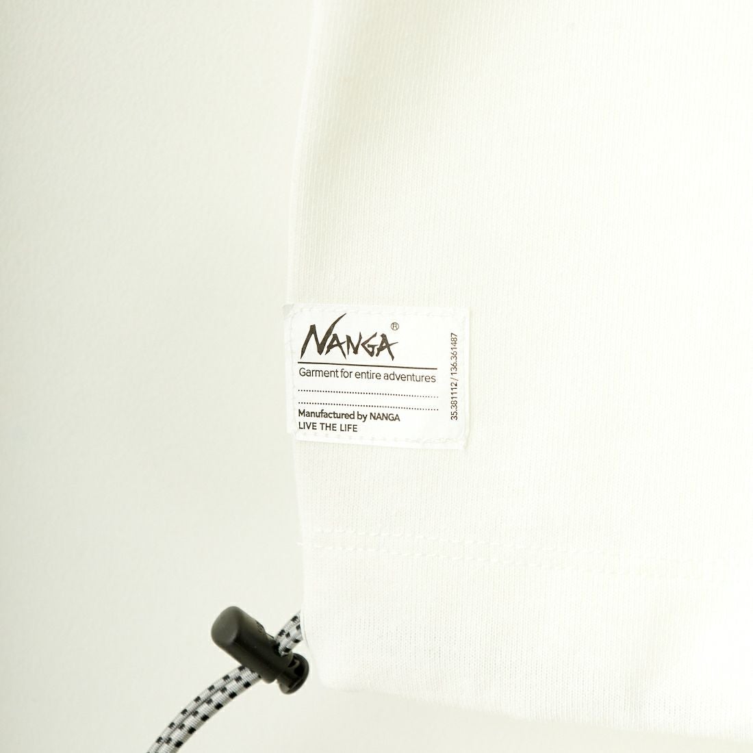 JEANSFACTORY × NANGA [ジーンズファクトリー × ナンガ] 別注 ワンポイントロゴ刺繍 ルーズフィットドローコードTシャツ [NW25SS-JF4] WHITE