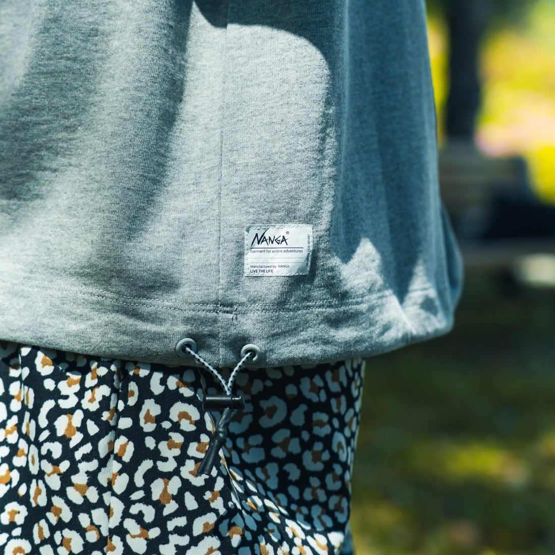 JEANSFACTORY × NANGA [ジーンズファクトリー × ナンガ] 別注 ワンポイントロゴ刺繍 ルーズフィットドローコードTシャツ [NW25SS-JF4] GRAY