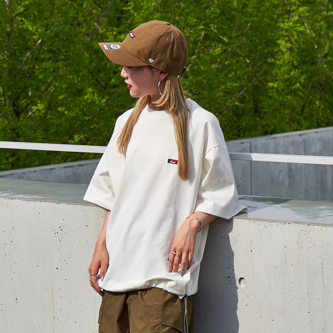 JEANSFACTORY × NANGA [ジーンズファクトリー × ナンガ] 別注 ワンポイントロゴ刺繍 ルーズフィットドローコードTシャツ [NW25SS-JF4] WHITE &&モデル身長：156cm 着用サイズ：S&&