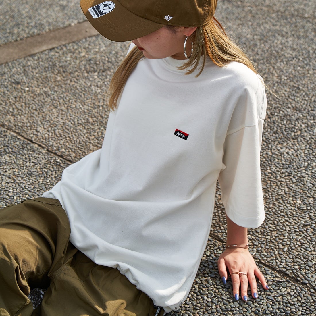 JEANSFACTORY × NANGA [ジーンズファクトリー × ナンガ] 別注 ワンポイントロゴ刺繍 ルーズフィットドローコードTシャツ [NW25SS-JF4] WHITE &&モデル身長：156cm 着用サイズ：S&&