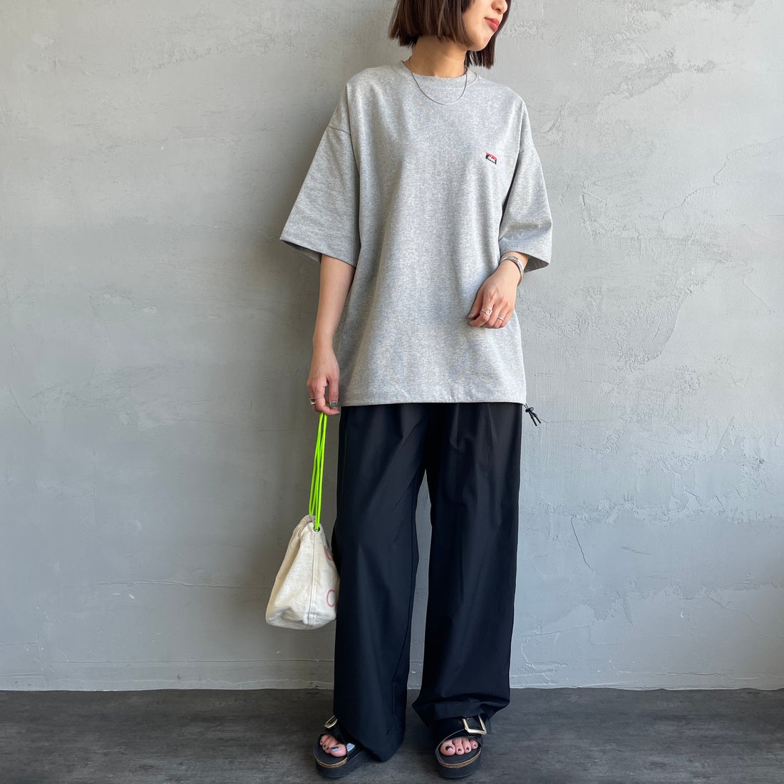 JEANSFACTORY × NANGA [ジーンズファクトリー × ナンガ] 別注 ワンポイントロゴ刺繍 ルーズフィットドローコードTシャツ [NW25SS-JF4] GRAY &&モデル身長：159cm 着用サイズ：S&&