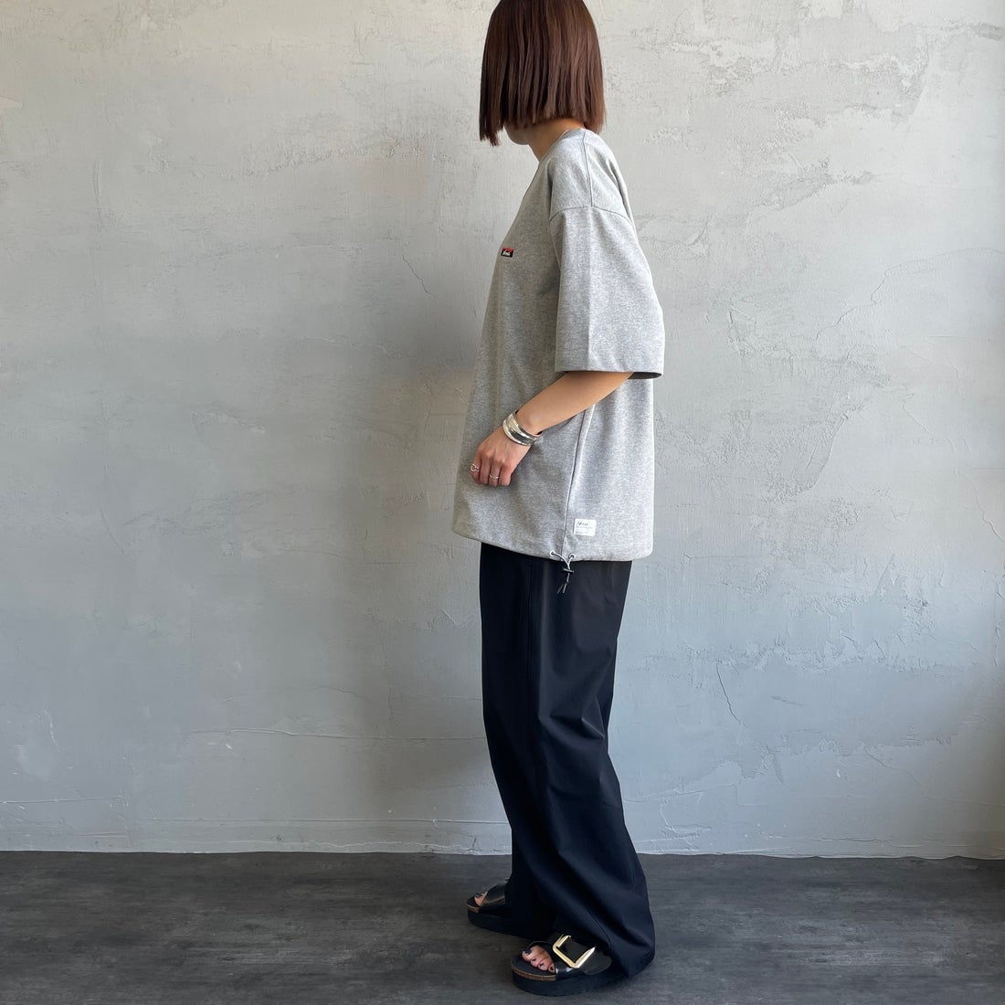 JEANSFACTORY × NANGA [ジーンズファクトリー × ナンガ] 別注 ワンポイントロゴ刺繍 ルーズフィットドローコードTシャツ [NW25SS-JF4] GRAY &&モデル身長：159cm 着用サイズ：S&&