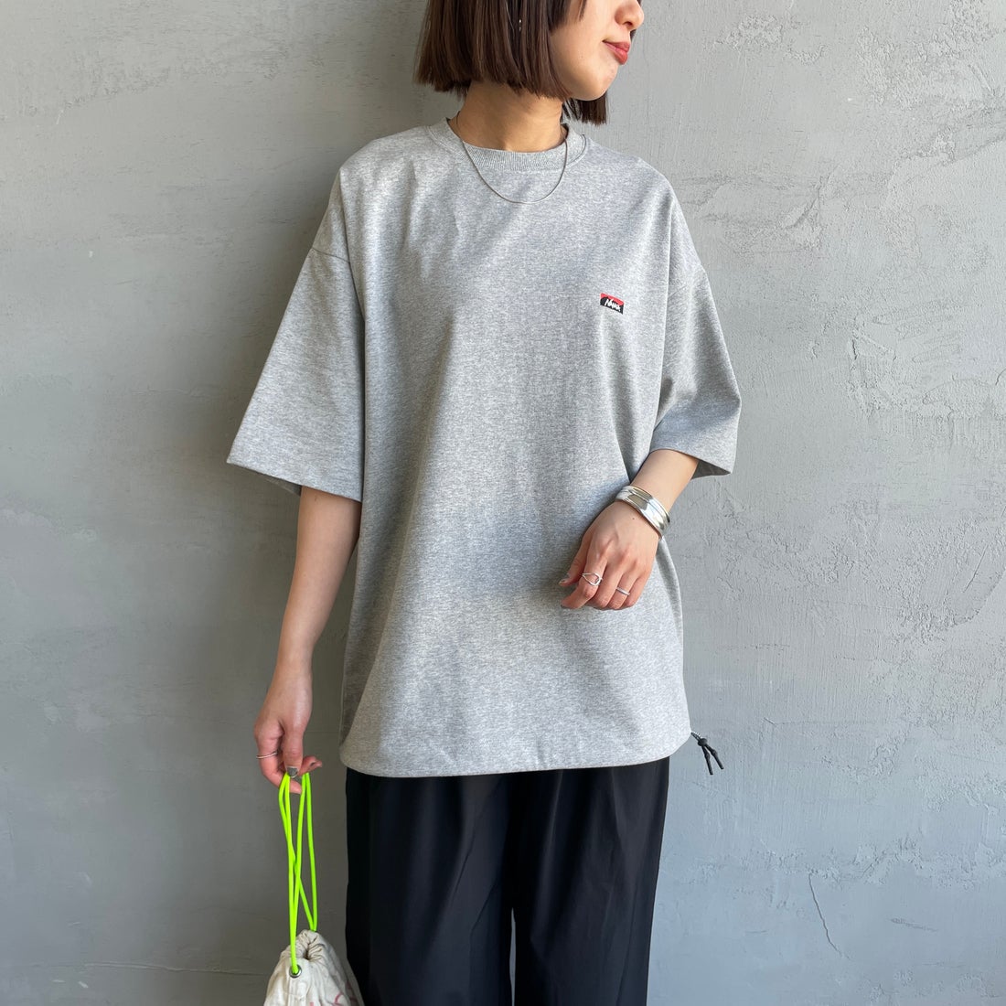 JEANSFACTORY × NANGA [ジーンズファクトリー × ナンガ] 別注 ワンポイントロゴ刺繍 ルーズフィットドローコードTシャツ [NW25SS-JF4] GRAY &&モデル身長：159cm 着用サイズ：S&&