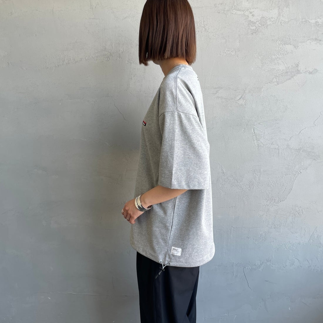 JEANSFACTORY × NANGA [ジーンズファクトリー × ナンガ] 別注 ワンポイントロゴ刺繍 ルーズフィットドローコードTシャツ [NW25SS-JF4] GRAY &&モデル身長：159cm 着用サイズ：S&&