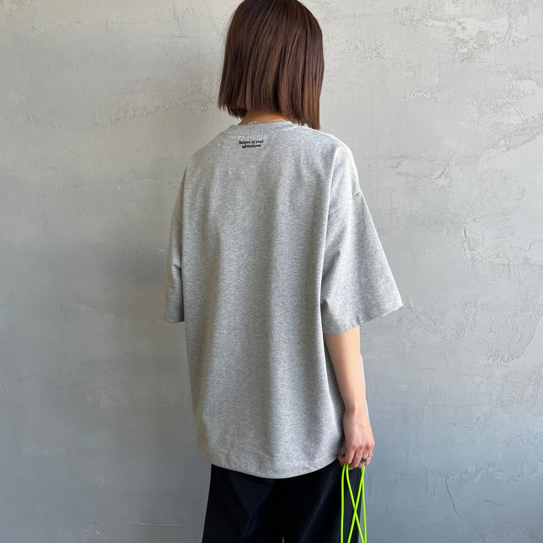JEANSFACTORY × NANGA [ジーンズファクトリー × ナンガ] 別注 ワンポイントロゴ刺繍 ルーズフィットドローコードTシャツ [NW25SS-JF4] GRAY &&モデル身長：159cm 着用サイズ：S&&