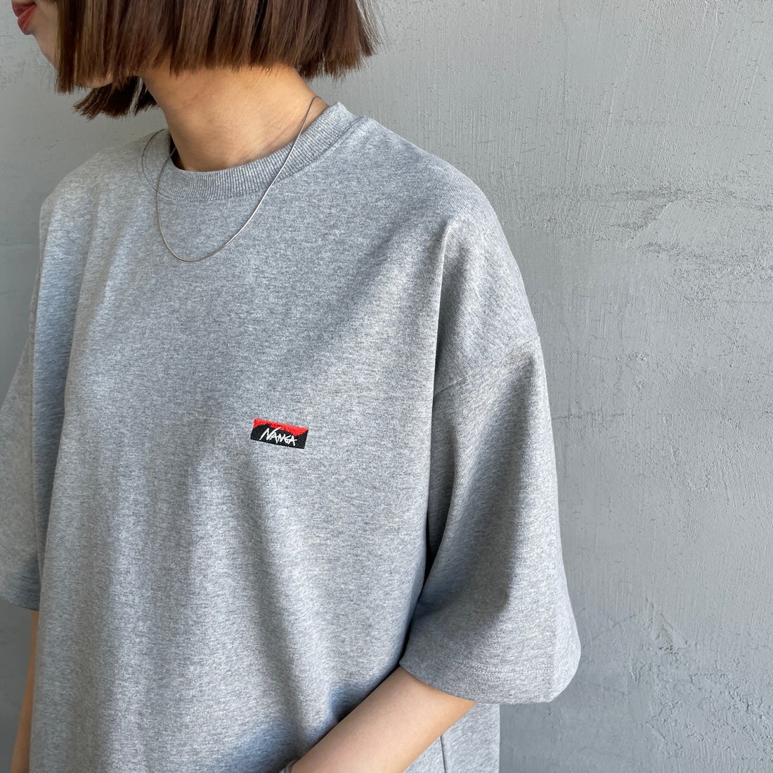 JEANSFACTORY × NANGA [ジーンズファクトリー × ナンガ] 別注 ワンポイントロゴ刺繍 ルーズフィットドローコードTシャツ [NW25SS-JF4] GRAY &&モデル身長：159cm 着用サイズ：S&&