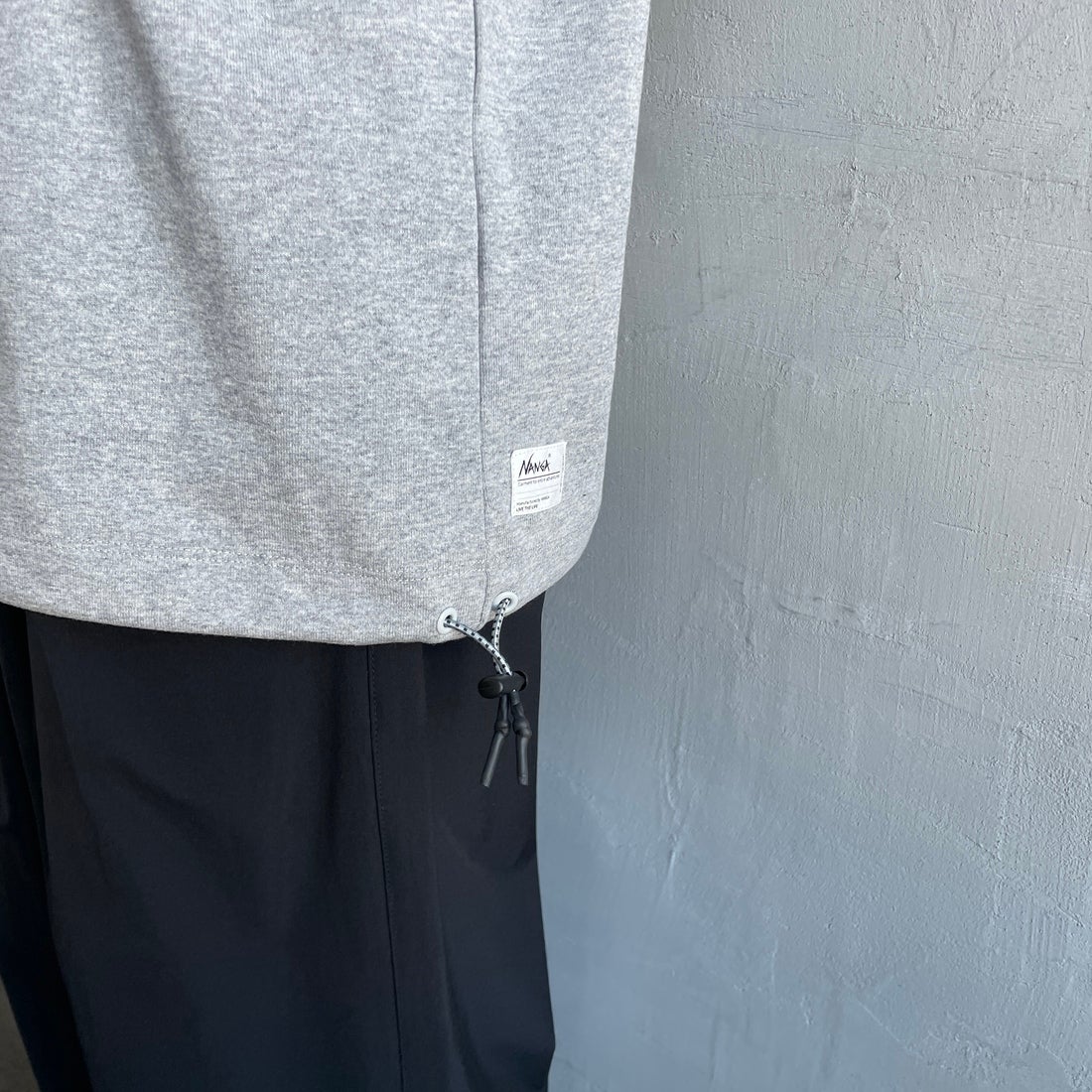 JEANSFACTORY × NANGA [ジーンズファクトリー × ナンガ] 別注 ワンポイントロゴ刺繍 ルーズフィットドローコードTシャツ [NW25SS-JF4] GRAY &&モデル身長：159cm 着用サイズ：S&&