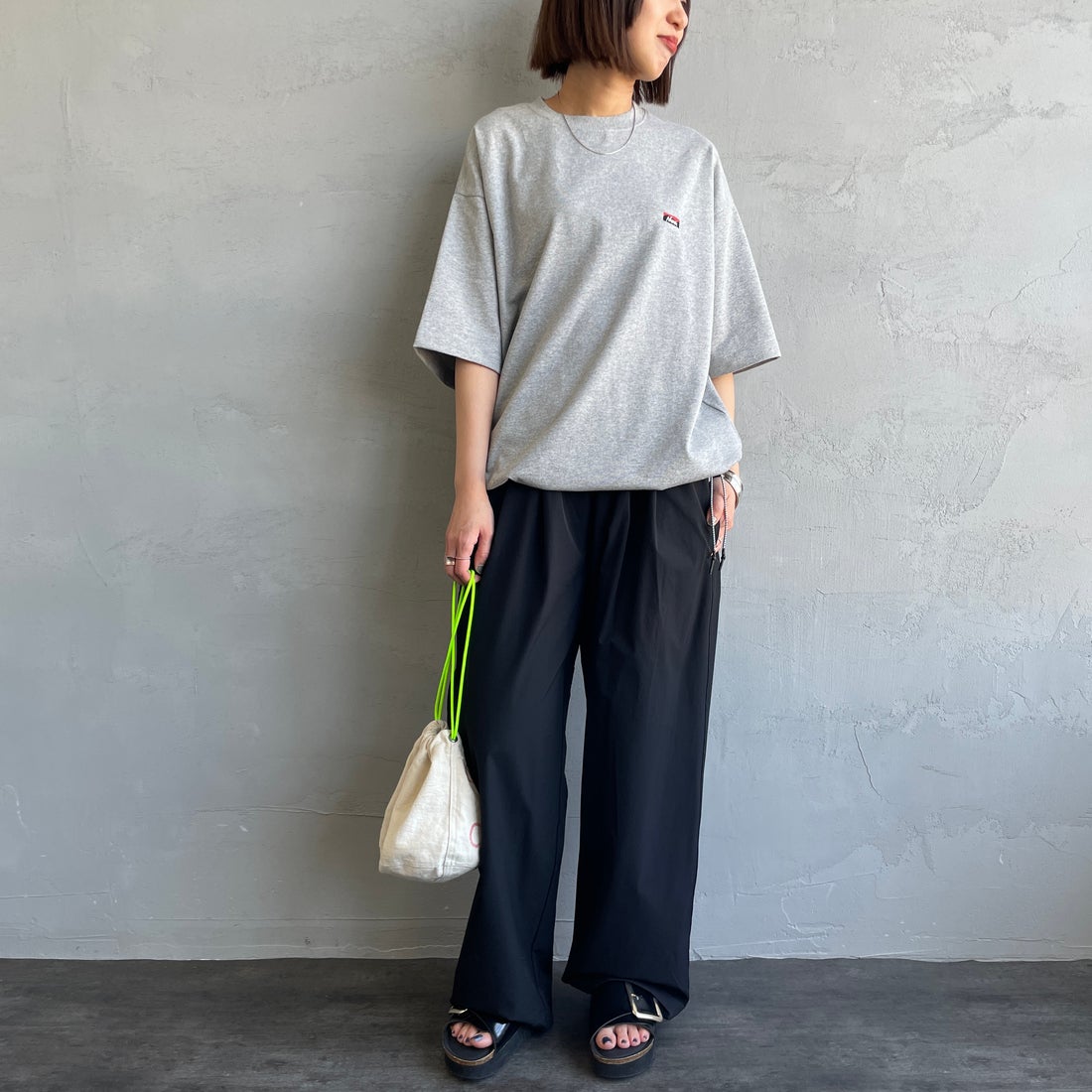 JEANSFACTORY × NANGA [ジーンズファクトリー × ナンガ] 別注 ワンポイントロゴ刺繍 ルーズフィットドローコードTシャツ [NW25SS-JF4] GRAY &&モデル身長：159cm 着用サイズ：S&&