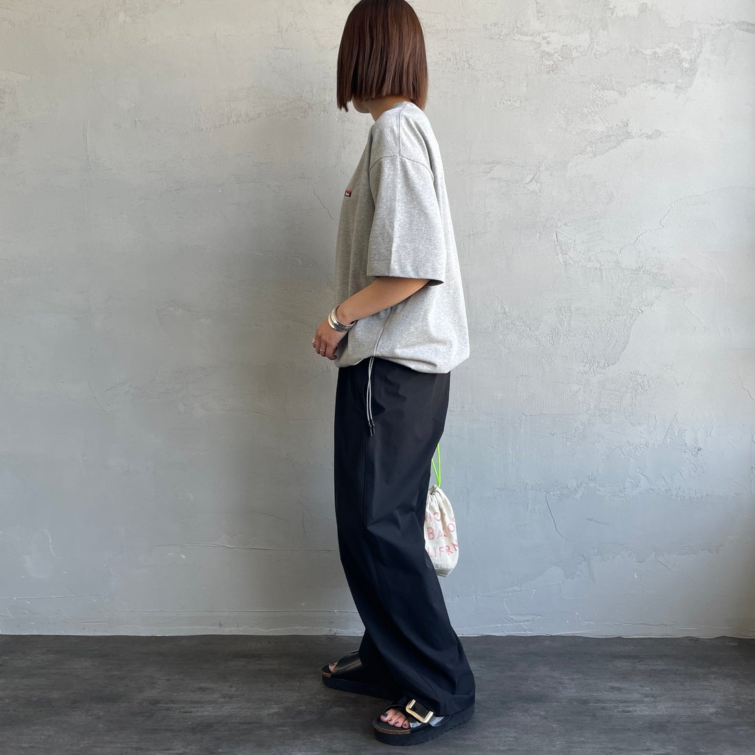 JEANSFACTORY × NANGA [ジーンズファクトリー × ナンガ] 別注 ワンポイントロゴ刺繍 ルーズフィットドローコードTシャツ [NW25SS-JF4] GRAY &&モデル身長：159cm 着用サイズ：S&&