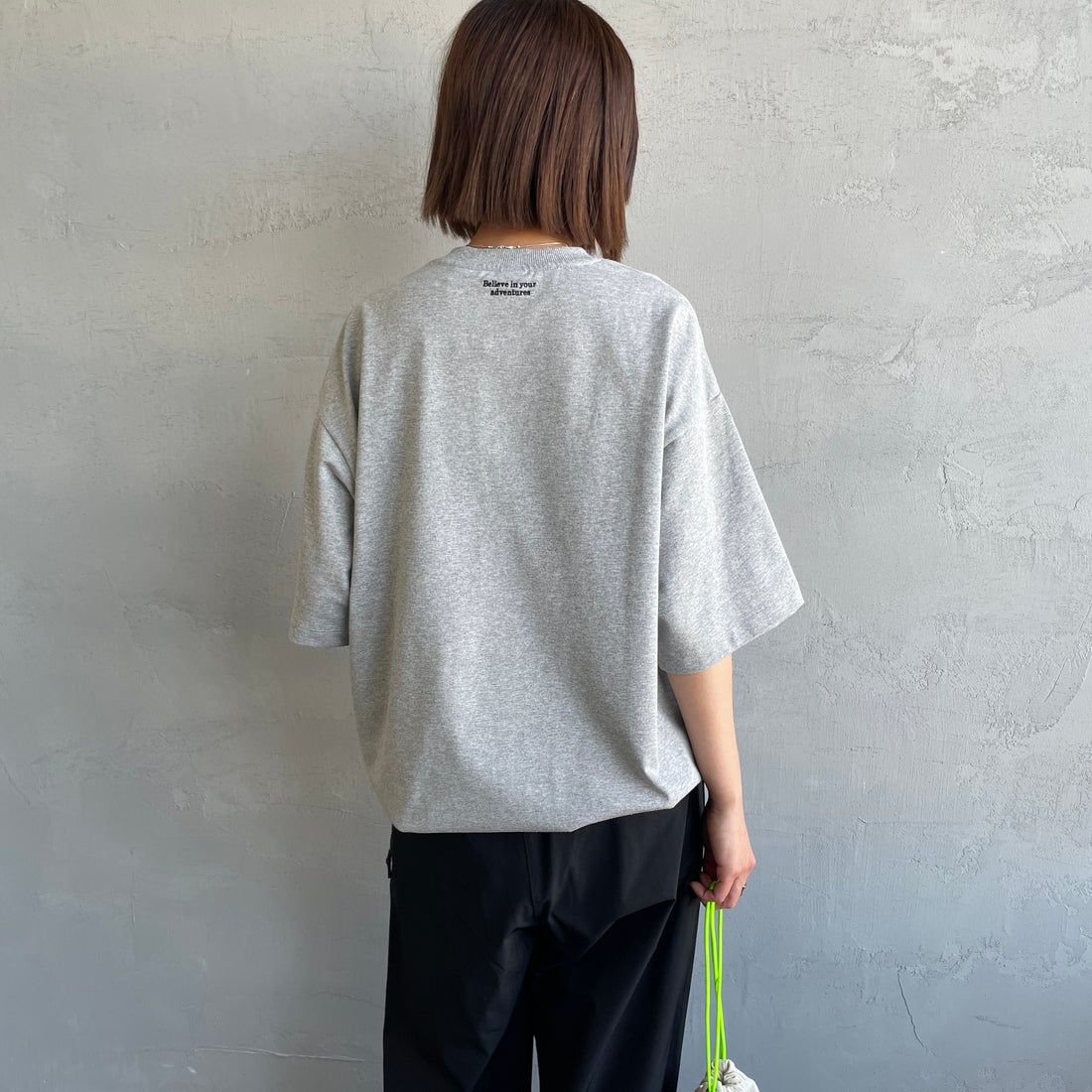 JEANSFACTORY × NANGA [ジーンズファクトリー × ナンガ] 別注 ワンポイントロゴ刺繍 ルーズフィットドローコードTシャツ [NW25SS-JF4] GRAY &&モデル身長：159cm 着用サイズ：S&&