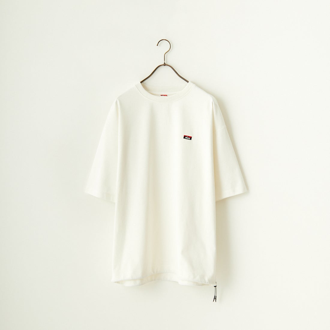 JEANSFACTORY × NANGA [ジーンズファクトリー × ナンガ] 別注 ワンポイントロゴ刺繍 ルーズフィットドローコードTシャツ [NW25SS-JF4] WHITE