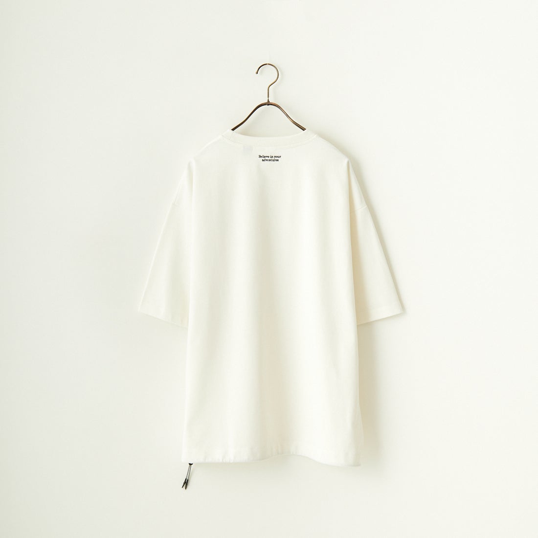 JEANSFACTORY × NANGA [ジーンズファクトリー × ナンガ] 別注 ワンポイントロゴ刺繍 ルーズフィットドローコードTシャツ [NW25SS-JF4] WHITE