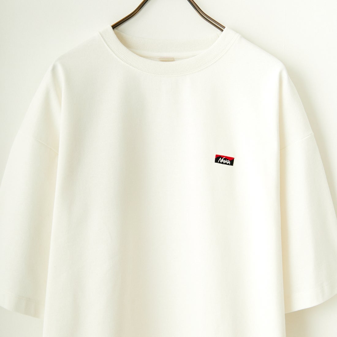 JEANSFACTORY × NANGA [ジーンズファクトリー × ナンガ] 別注 ワンポイントロゴ刺繍 ルーズフィットドローコードTシャツ [NW25SS-JF4] WHITE