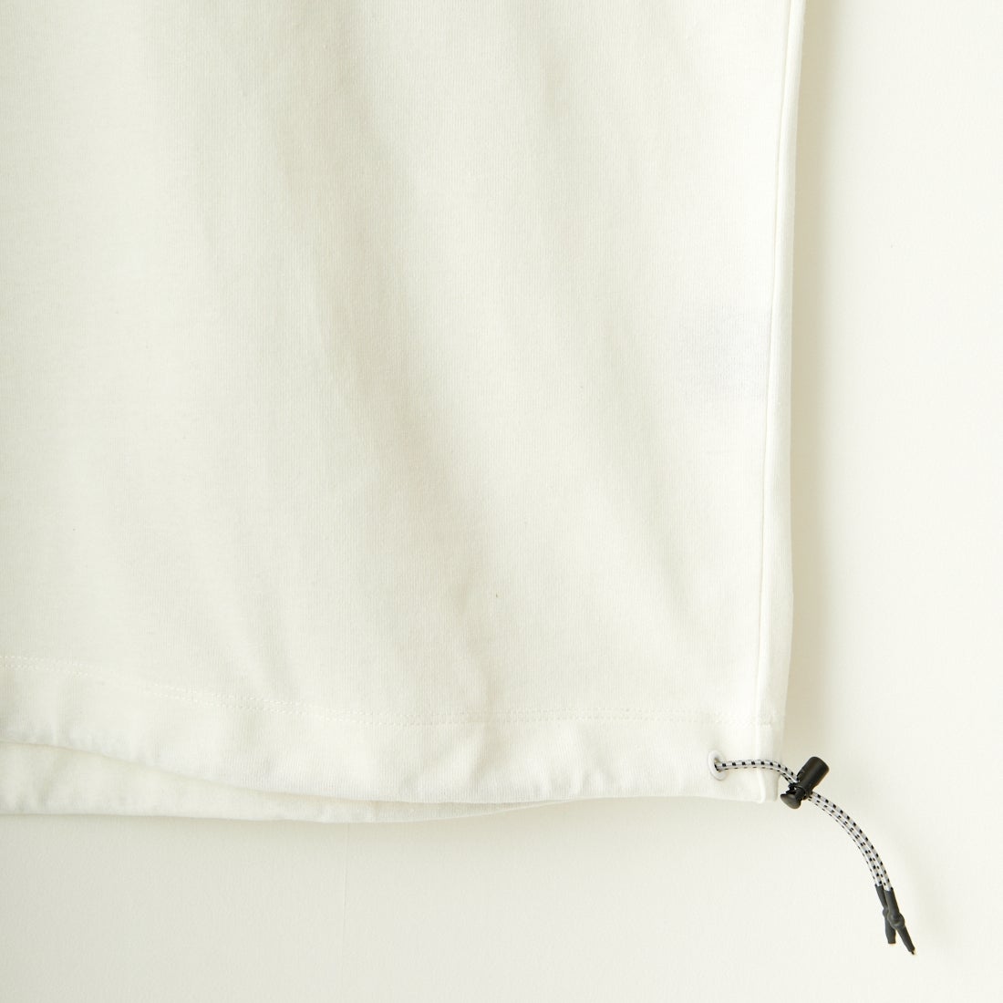JEANSFACTORY × NANGA [ジーンズファクトリー × ナンガ] 別注 ワンポイントロゴ刺繍 ルーズフィットドローコードTシャツ [NW25SS-JF4] WHITE