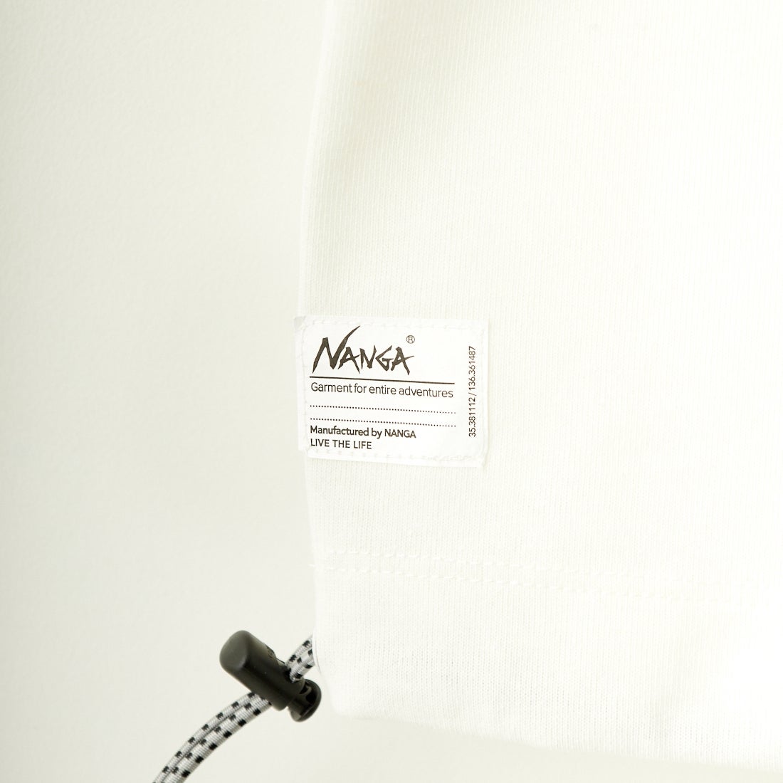 JEANSFACTORY × NANGA [ジーンズファクトリー × ナンガ] 別注 ワンポイントロゴ刺繍 ルーズフィットドローコードTシャツ [NW25SS-JF4] WHITE